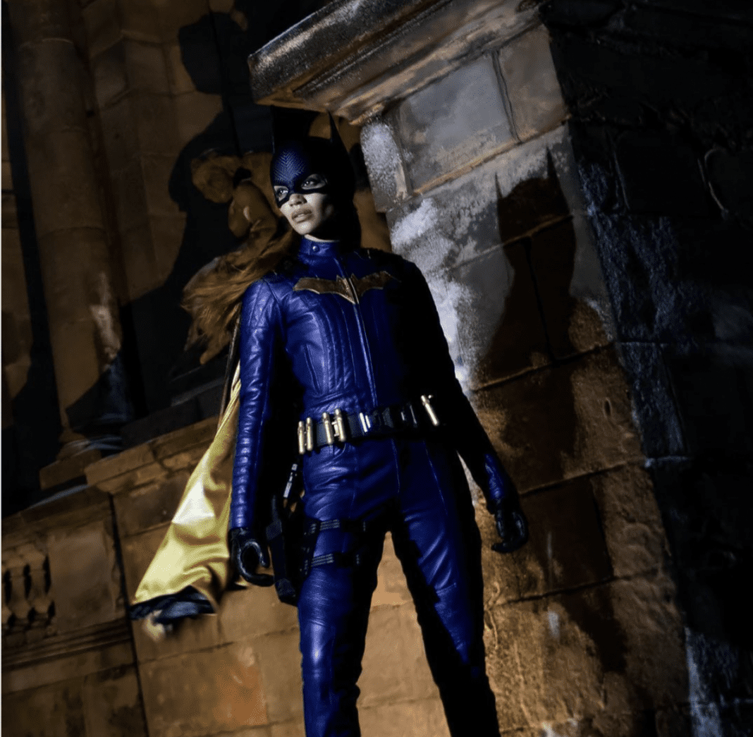 Batgirl, l'attrice Leslie Grace diffonde la prima immagine del suo costume