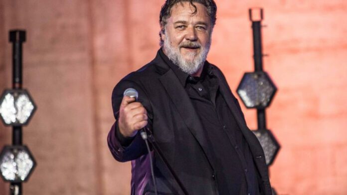 Russell Crowe live